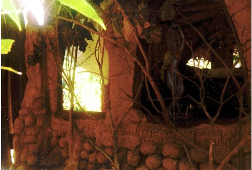 devi in lehmhtte durchs fenster